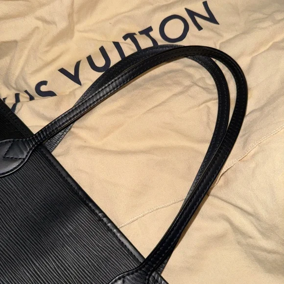 Louis Vuitton Elegant Black Tote Bag - Picture 3 of 8